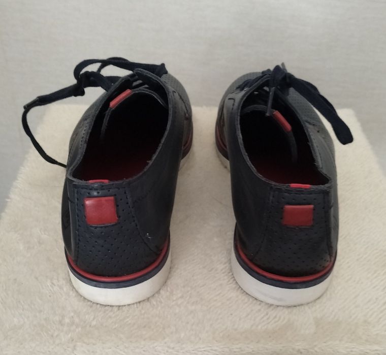 Sapatos em pele de homem