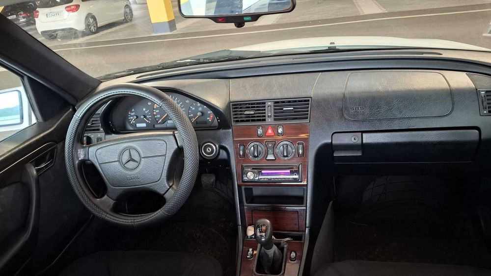 Vendo Mercedes C220d 1996 448000km.    Muito estimado..