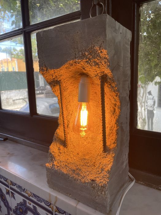 Candeeiro de mesa em cimento e vigas, cofragem. Artesanal.