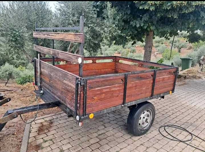 Título: Reboque agrícola multiuso