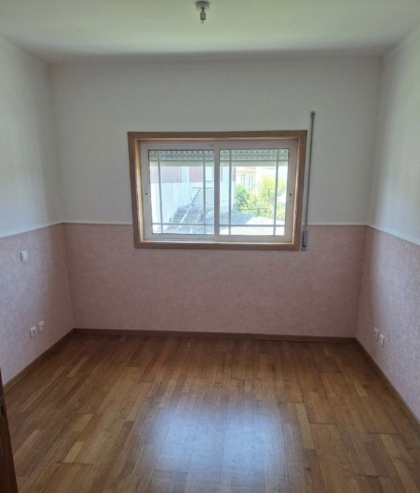 Excelente Apartamento T3+1 com Quintal Privativo e 2 Garagens – Oliveira S. Mateus, Famalicão