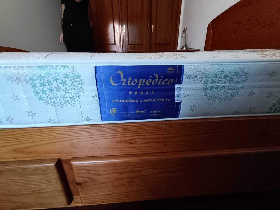 Cama casal, Pinho Mel Maciço, Colchão Ortopéd. incluído (ótimo Estado)