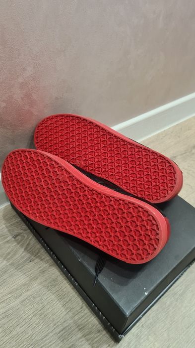 Продам нові кеди!