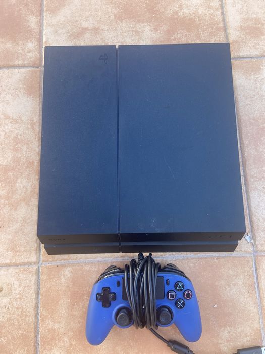 Vendo play 4 com comando e jogos