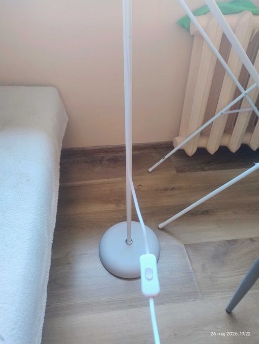 Lampa stojąca biała