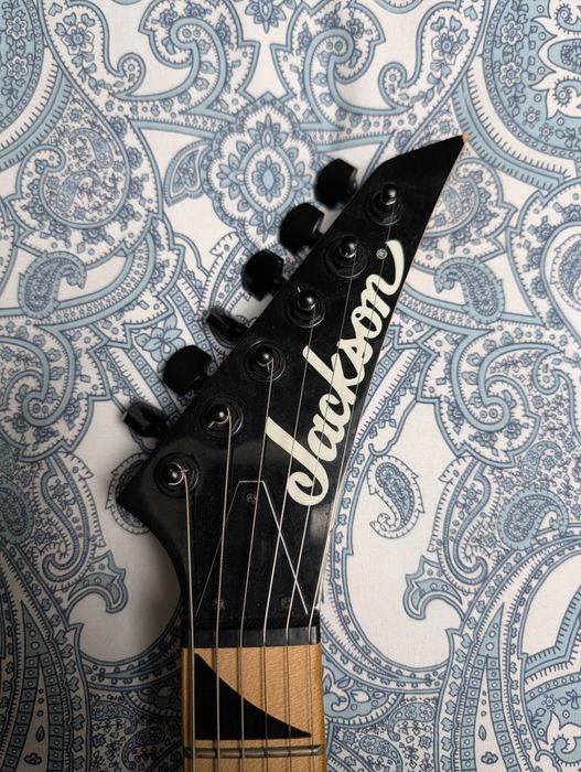Guitarra Elétrica Jackson Randy Rhoades de pequena escala