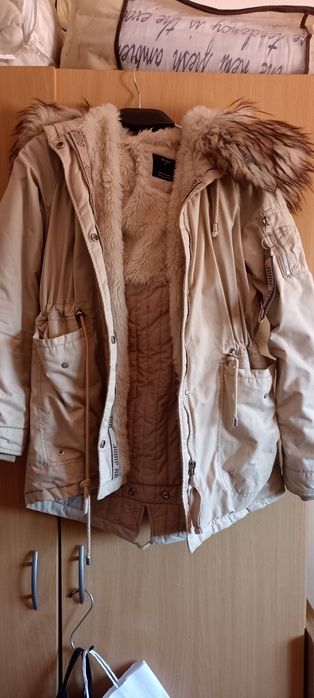 Parka bege muito boa e quente