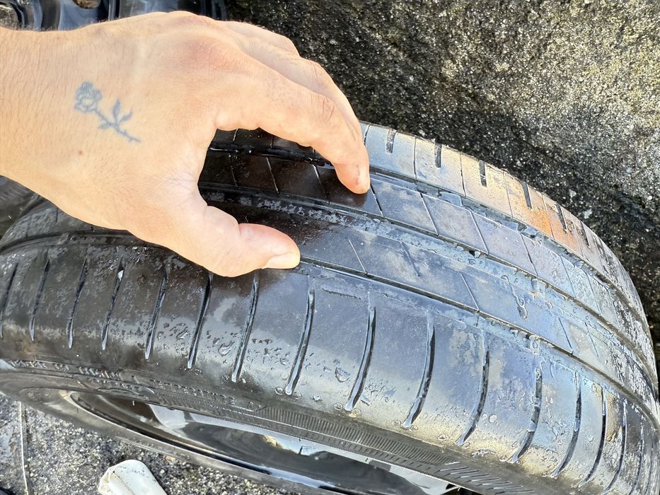 Pneus 185/60r15 com 95% piso como novos