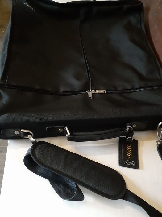 Портплед ,для перевезення костюмів,суконь...тощо..великий чорний