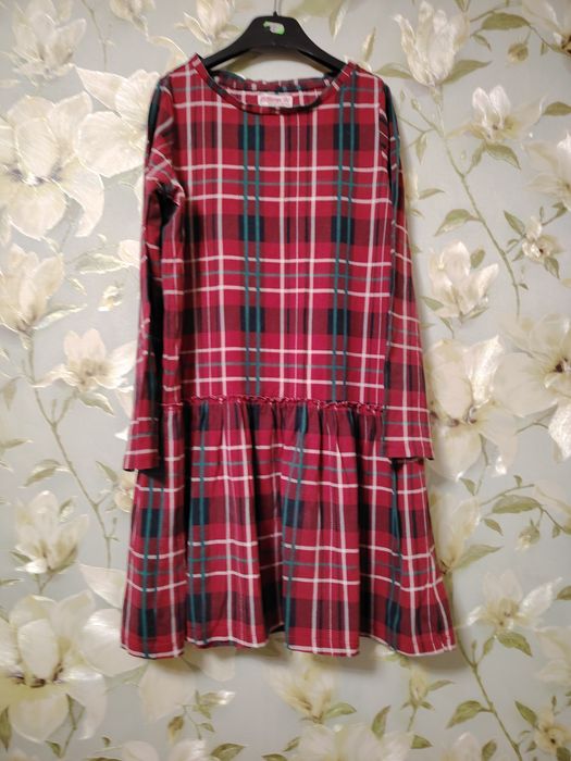 Платье девочке 8-10л 140рр в клеточку краснт зеленую Новы год
