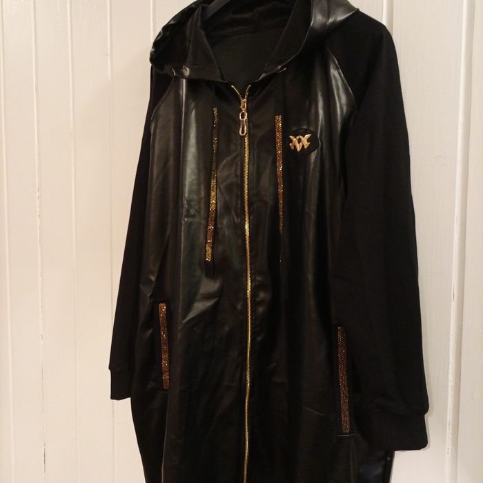 Płaszcz damski jesienny z kapturem.