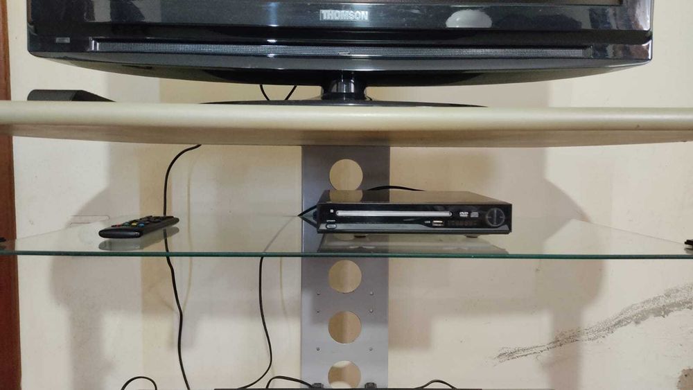 Móvel de sala com TV e leitor de DVD