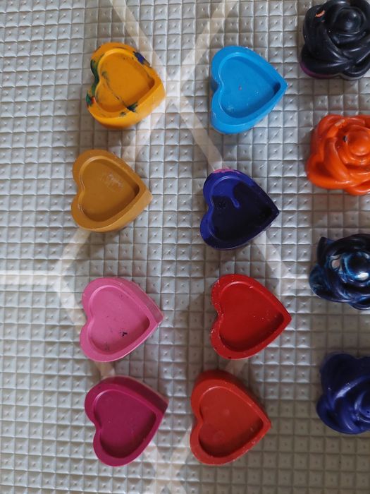 Zestaw 24 unikalnych kredek świecowych – Serca, Róże i Prezenty