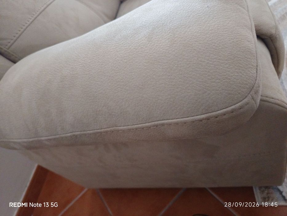 Sofá 2 lugares como novo, beje modelo faro.