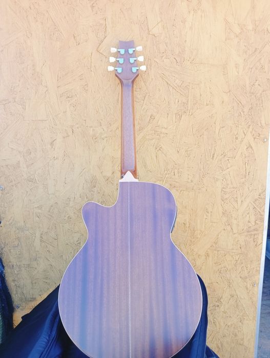 Guitara LAG baby jumbo electroacustica.