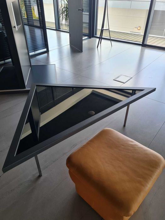 Stolik trójkątny z lustrzanym blatem