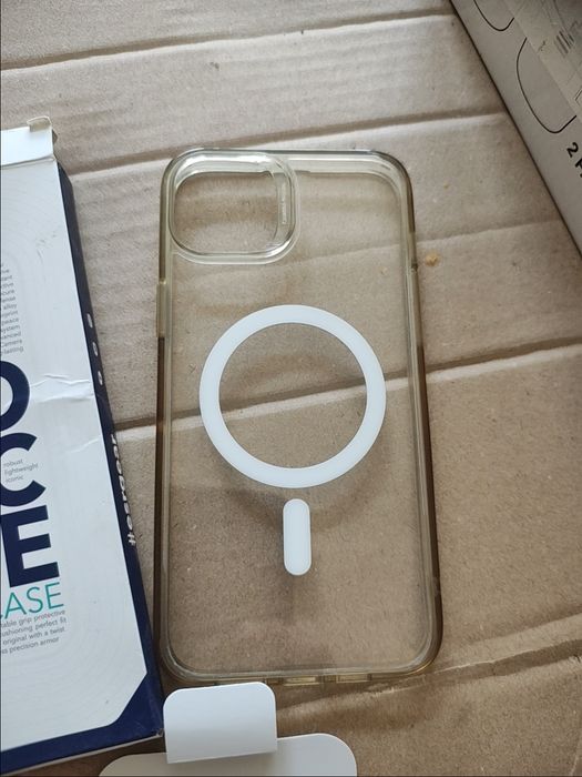 Esr etui hybrydowe magnetyczne do iPhone 14