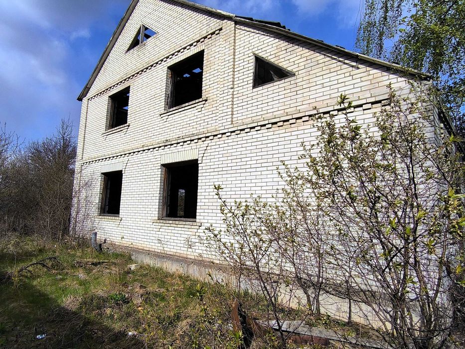 Недорого!Недобудований будинок та 15сот.в Макарові.Підведено газ.