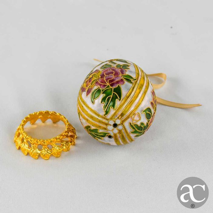 Ovo de pendurar em cloisonné, China, com base em metal dourado
