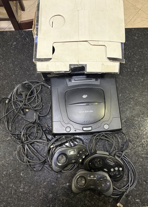 Sega Saturn + 3 comandos + Caixa