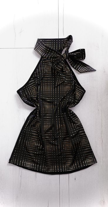 Czarna bluzka typ bokserka z kokardą wiązaniem przy szyi złoty akcent