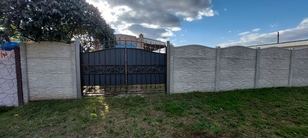Продається житлове приміщення та гараж на два авто