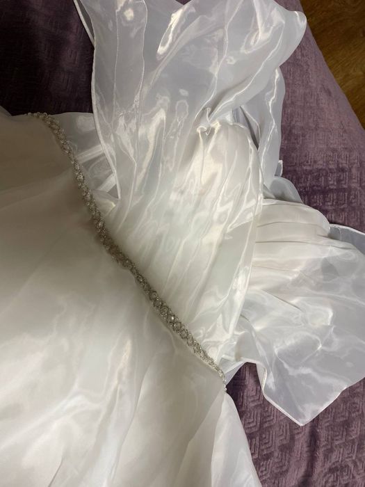 Ніжна весільна сукня із шлейфом