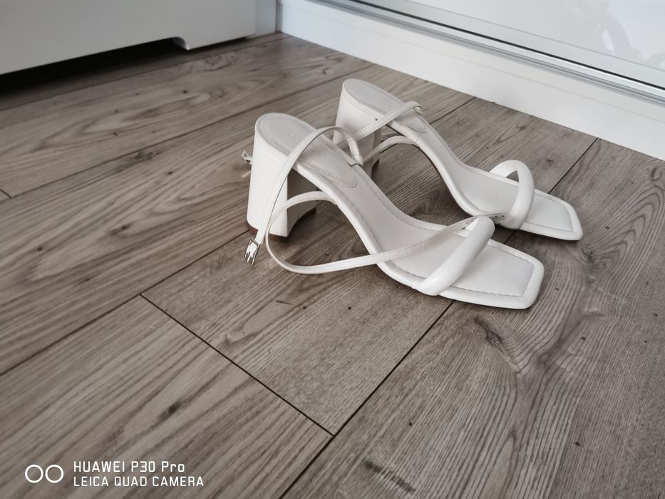 Białe sandałki r 45 Nowe szpilki
