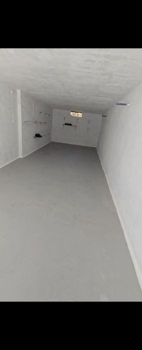 Alugo garagem com 75m2 em Massamá