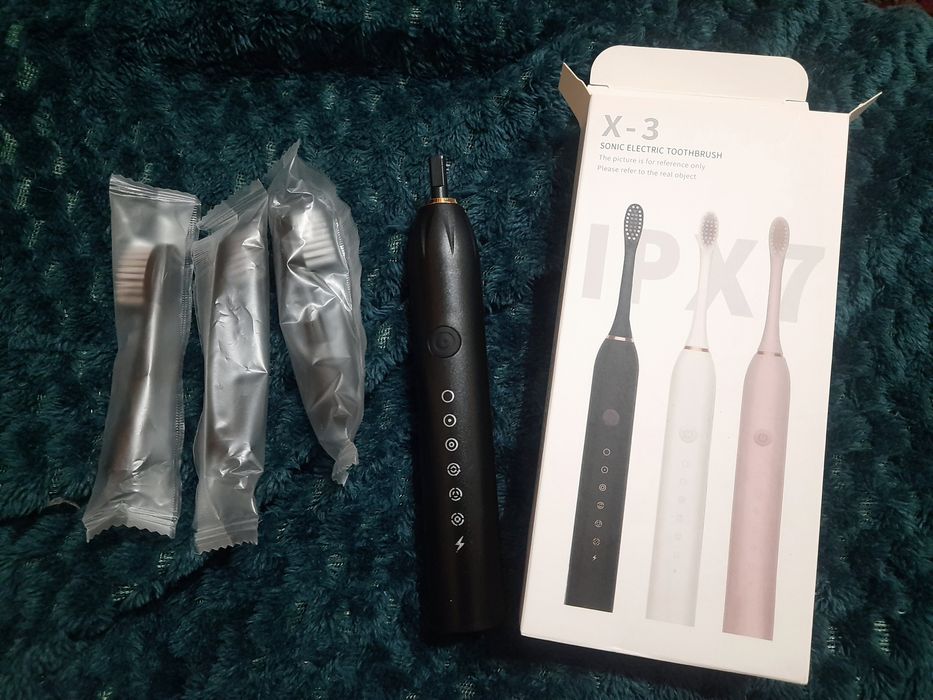 Електрична зубна щітка з 3 насадками