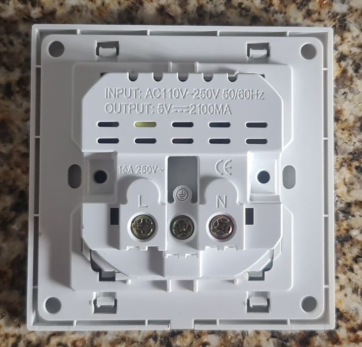 Single-phase socket with USB442197362921318401