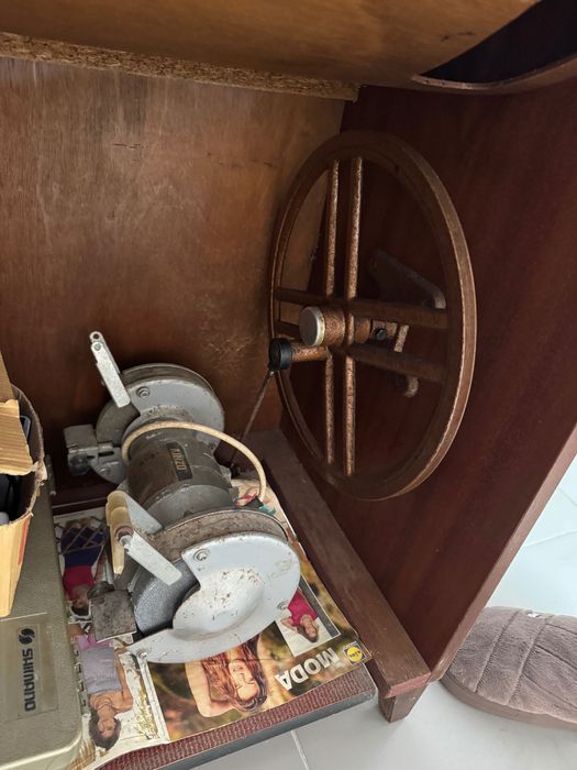 Máquina de costura antiga em muito bom estado