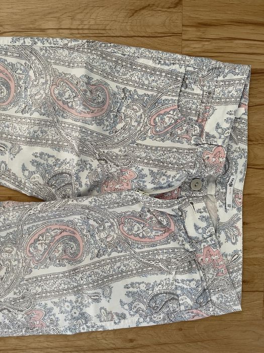 Materiałowe spodnie we wzory