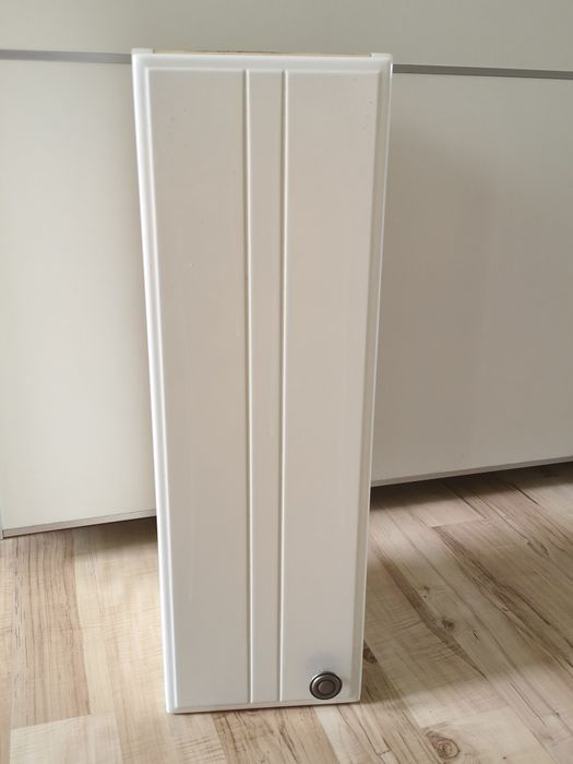 Wąska szafka łazienkowa / wisząca biała z półkami