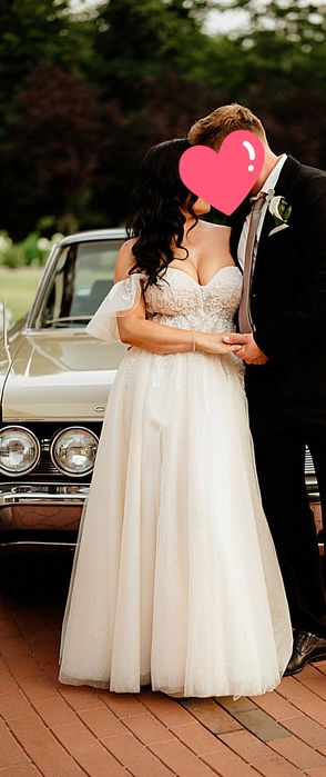 Przepiękna suknia ślubna z mieniącymi się drobinkami