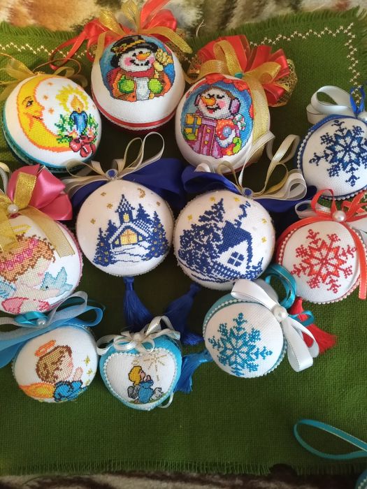 Новорічні іграшки вишиті