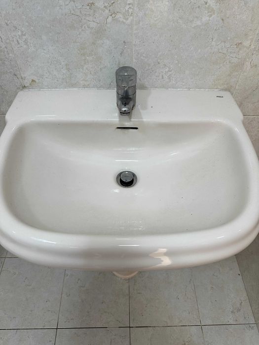 Lavatório Roca com torneira