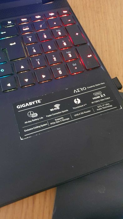 Computador portátil Gigabyte AERO 15 OLED