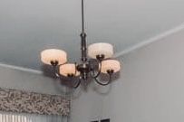 Candeeiro de sala em ferro e campânulas de vidro