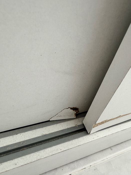 Armário alto com portas de correr com muito uso