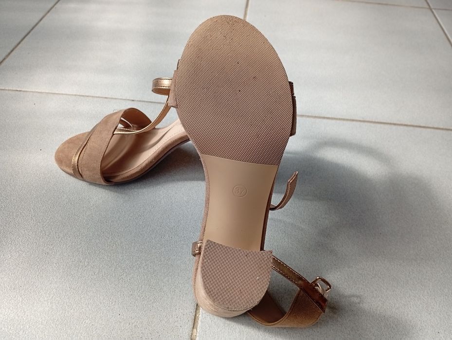 Vendo sandálias novas