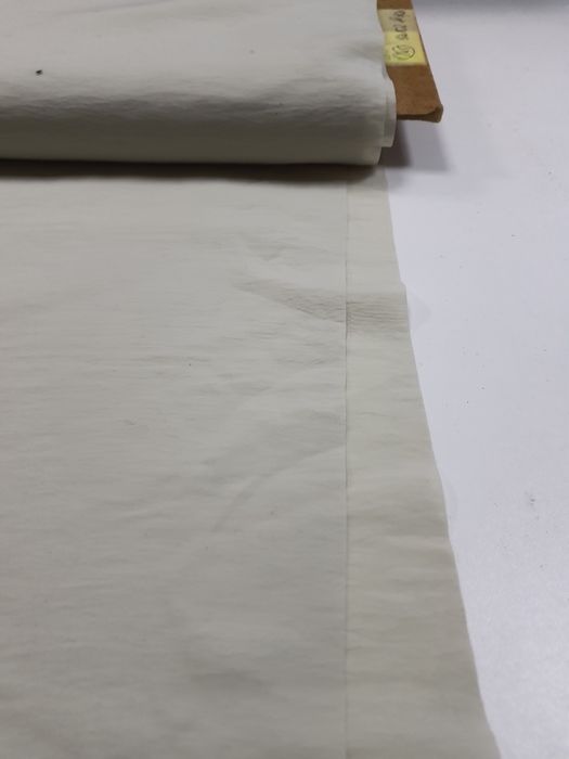 Tkanina cieńsza beż/groszek szer.144 cm.
