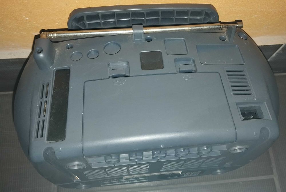 Радио приемник магнитола Elenberg CD-110 CD MP3.