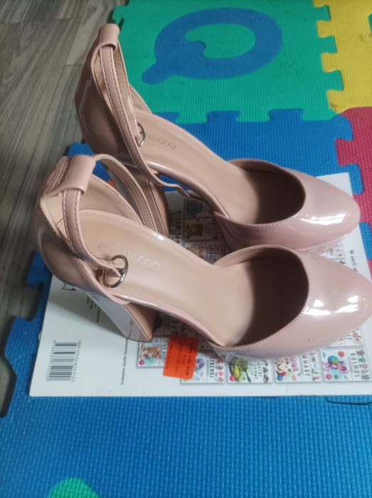 Różowe buty na grubym obcasie