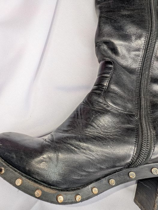 Сапожки чорні по периметру шипи, осінні без підкладки, шкіряні на підб