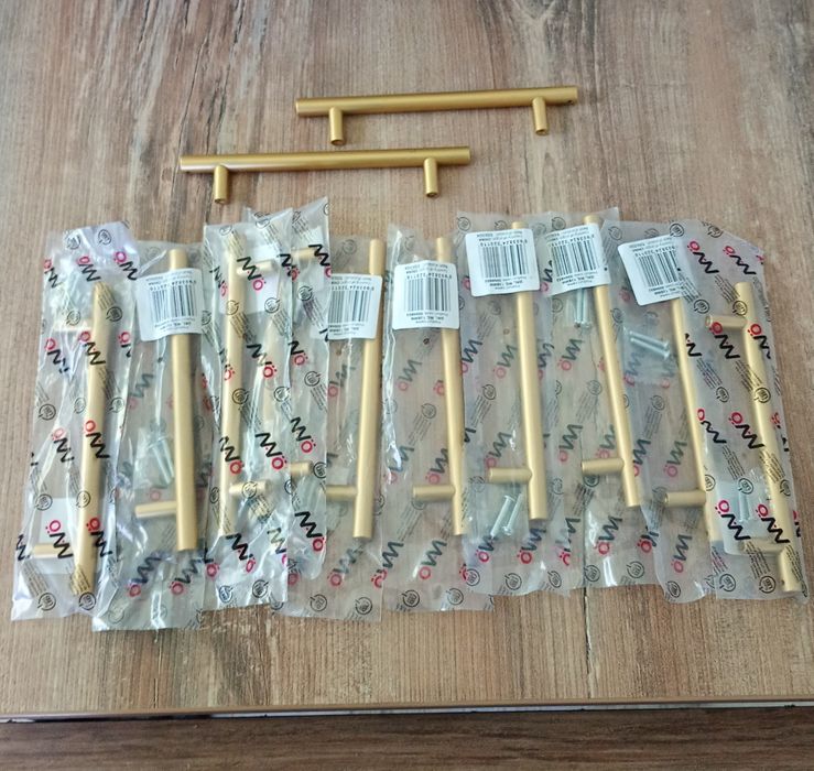 Uchwyty meblowe złote plastikowe