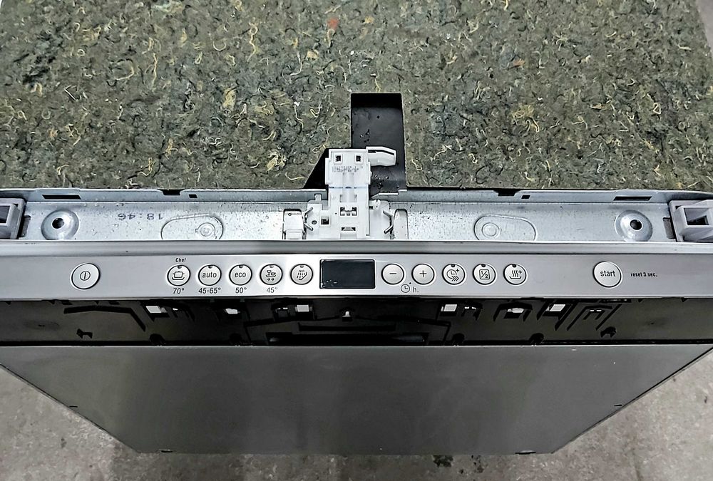 Встраиваемая посудомойка 60см на три лотка с проекцией Neff S51N58X9EU