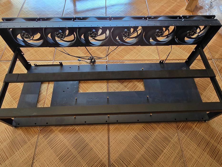 Frame RIG para 7/8 GPUs para mineração com oferta de risers e spliters