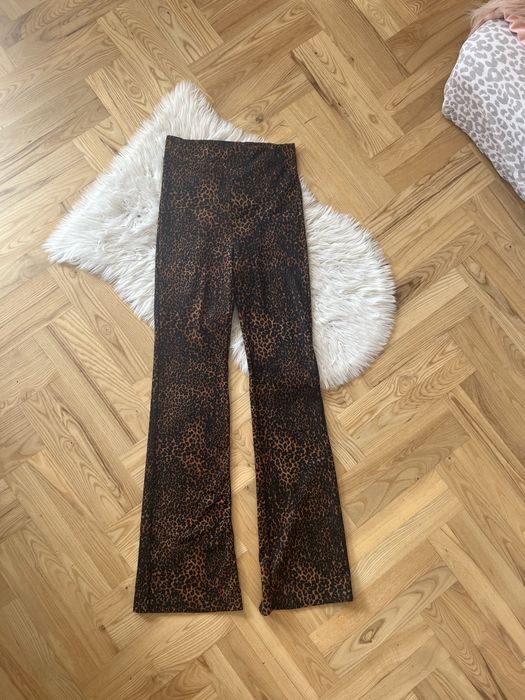 Spodnie z rozszerzona nogawka legginsy dzwony stradivarius panterka