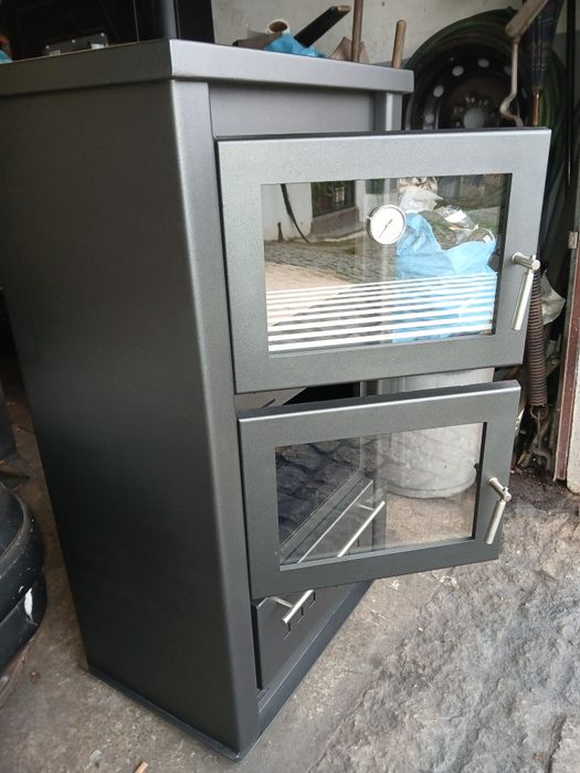 Vendo salamandra a lenha, com forno. Pouco usada, como nova.